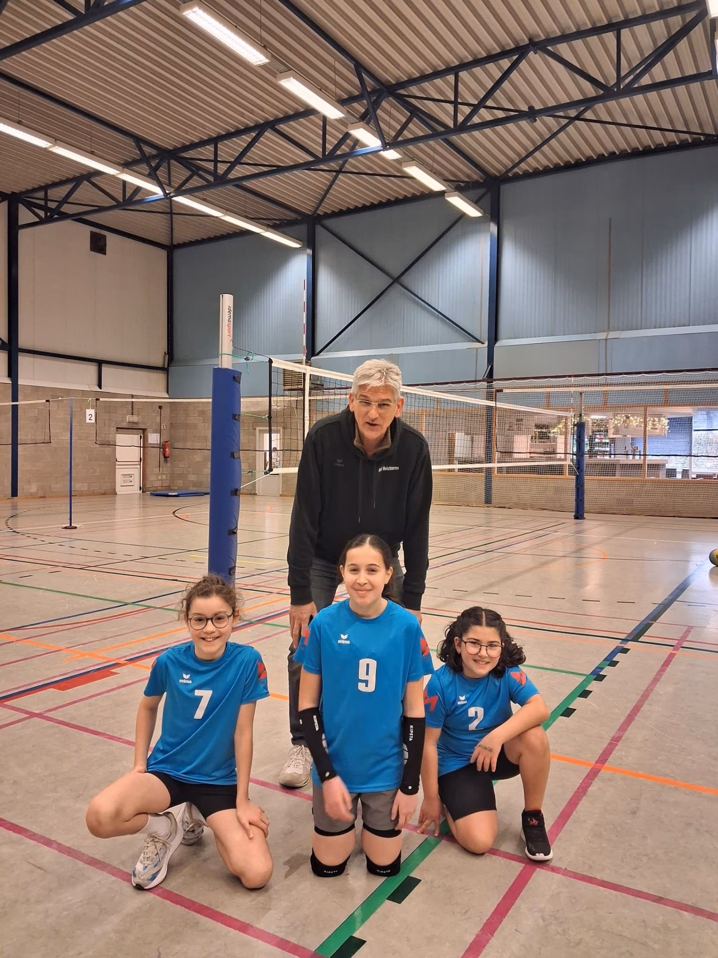 Jeugdploeg met coach voor de wedstrijd