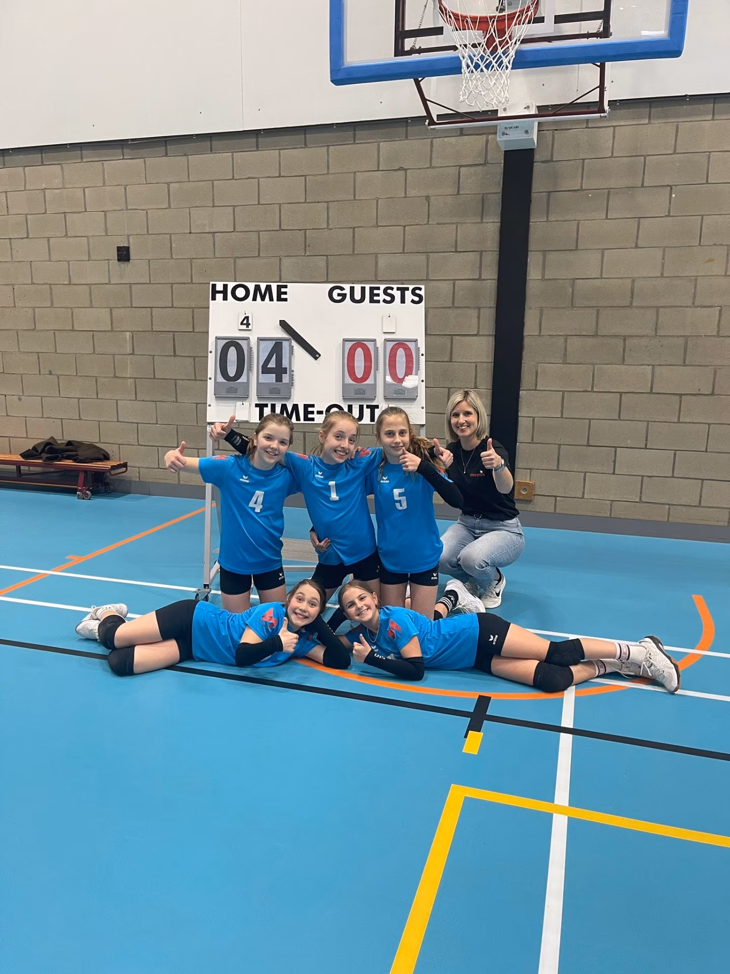 Jeugdspeelsters tijdens training in de sporthal