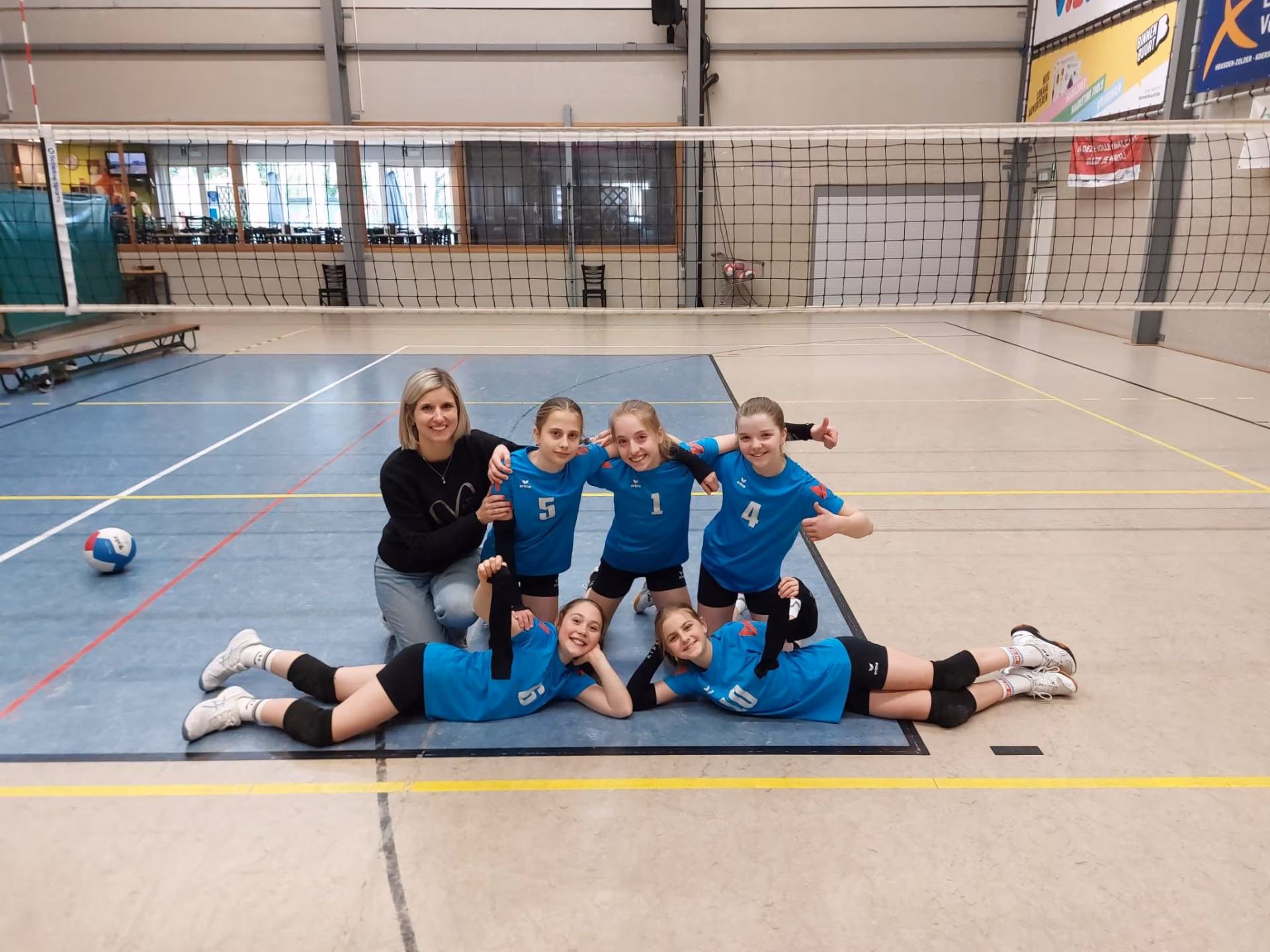 Jeugdteam met coach na de match